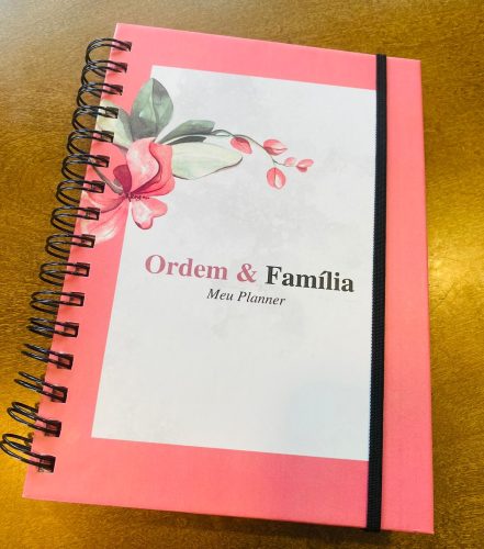 Capa dura e elástico de fechamento